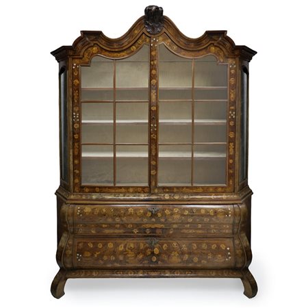 Credenza olandese a due corpi intarsiata a motivi floreali, scantonata ai lati con specchi, al centro due sportelli a vetri, base con due cassetti, Fine 18°  secolo