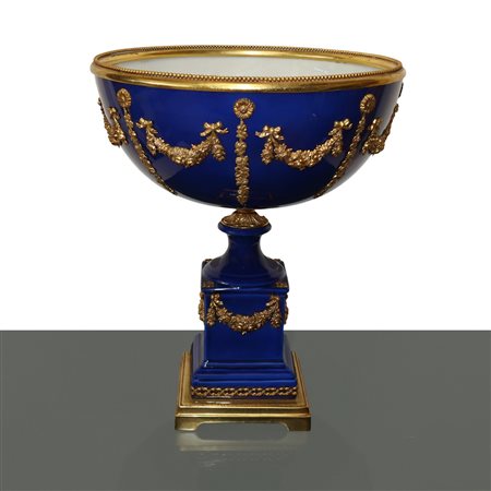 Coppa centrotavola in porcellana blu con applicazioni a ghirlanda in metallo dorato, primi 20°  secolo