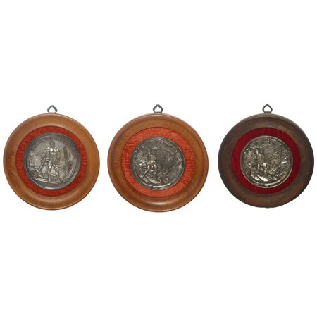 N°3 Placche rotonde in argento 925 entro cornice in legno con scene raffigurante Ercole