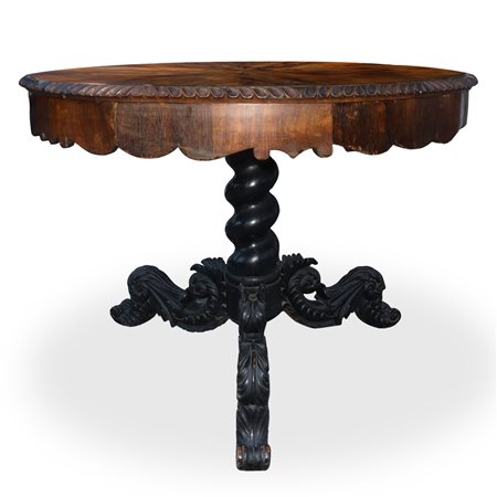 Tavolo rotondo con piano  dentellato al bordo piede a tre  razze scolpito e intagliato in legno  di palissandro, first half of ° e 19°  secolo