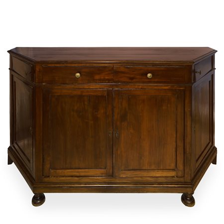 Credenza bassa in legno massello di noce scantonata ai lati  con cassetti nella parte superiore e sportelli nella parte inferiore e piedi a cipolla schiacciati , Veneto Fine 18°  secolo