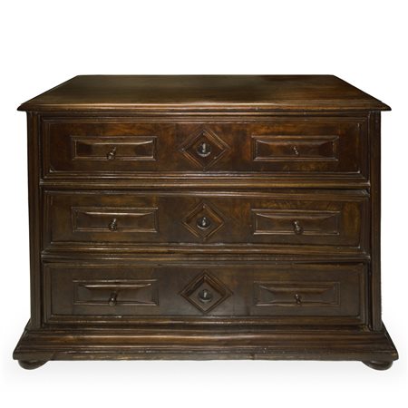 Cassettone a 3 cassetti bugnati e scolpiti a rettangolo ai lati e a losanga al centro con bocchetta chiara, piedi a cipolla schiacciata. , 17°  secolo