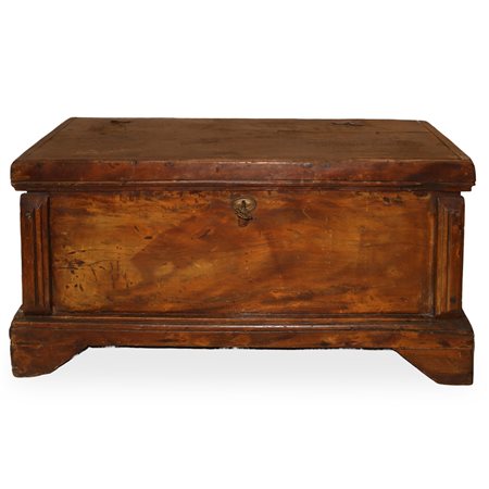 Piccola cassapanca in legno di noce, Fine 18°  secolo