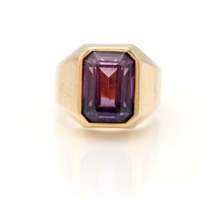 Anello a sigillo in oro ed ametista centrale Oro giallo 750/000. Peso...