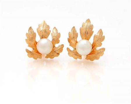 Weingrill, orecchini in oro e perle Oro giallo 750/000. Perle mm. 6. Chiusura...