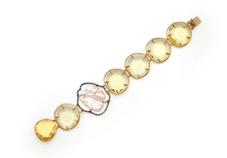 Bracciale in oro, quarzi, perla scaramazza e diamanti Oro giallo 750/000....