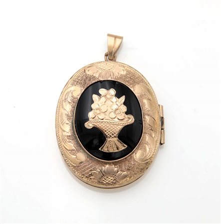 Pendente antico portaritratti in oro e onice Oro giallo 750/000. Peso...