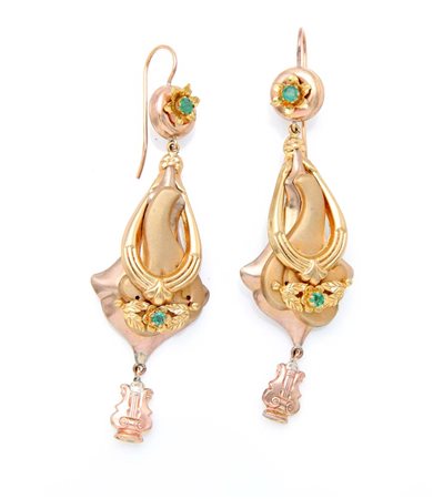 Coppia di orecchini pendenti in oro e smeraldi Oro a basso titolo. Peso...