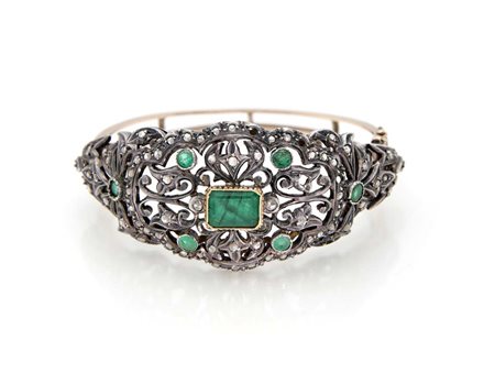 Bracciale a manetta tipo XIX sec. in oro, argento, diamanti e smeraldi Oro...