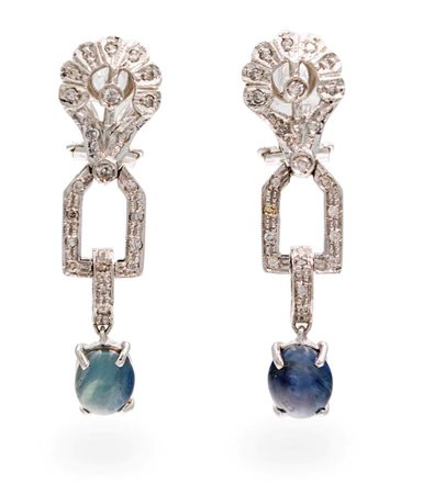 Coppia di orecchini pendenti in oro, diamanti e zaffiri Oro bianco 750/000....