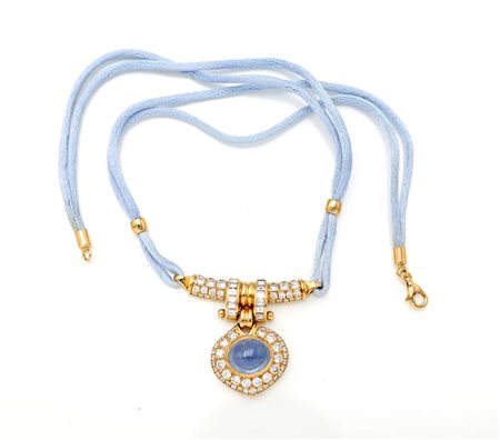 Pendente in oro, diamanti e zaffiro cabochon Oro giallo 750/000. Diamanti in...