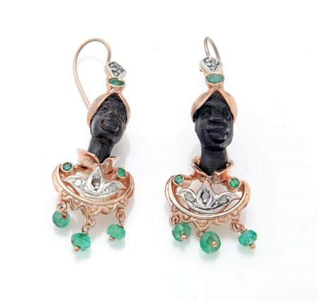 Coppia di orecchini moretti in oro, argento, diamanti, smeraldi ed ebano. Oro...