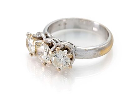 Anello trilogy in oro e brillanti Oro bianco 750/000. Diamanti in taglio...