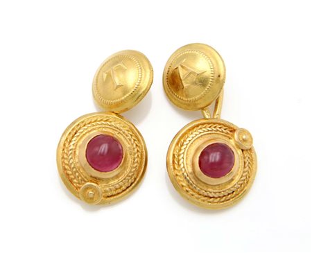 Coppia di gemelli in oro e rubini Oro giallo 850/000. Peso complessivo gr. 12,20