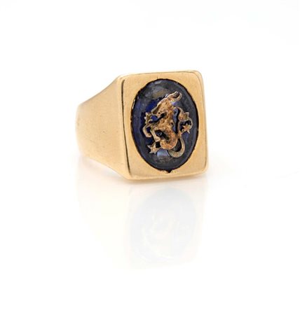 Anello a sigillo in oro e pietra blu Oro giallo 750/000. Peso complessivo gr....