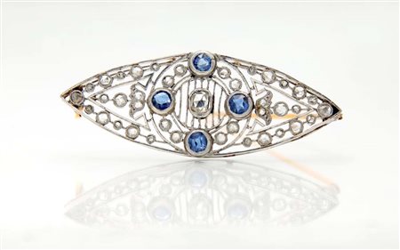 Spilla antica a marquise in oro, diamanti e zaffiri Oro giallo e bianco...