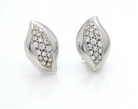 Coppia di orecchini in oro e brillanti Oro bianco 750/000. Diamanti in taglio...