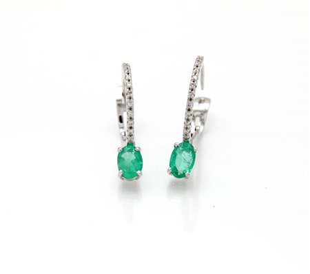 Coppia di orecchini pendenti in oro, smeraldi e brillanti Oro bianco 750/000....