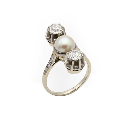 Anello antico in oro, perla e due diamanti Oro bianco 750/000. Diamanti in...