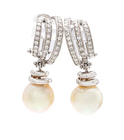 Coppia di orecchini pendenti in oro, brillanti e perle Oro bianco 750/000....