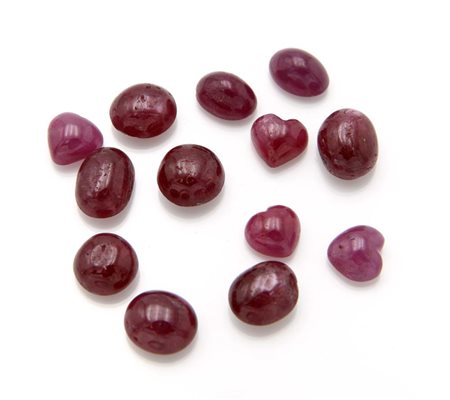 Lotto di rubini in taglio cabochon 13 rubini forma ovale e a cuore ct. 21,10.