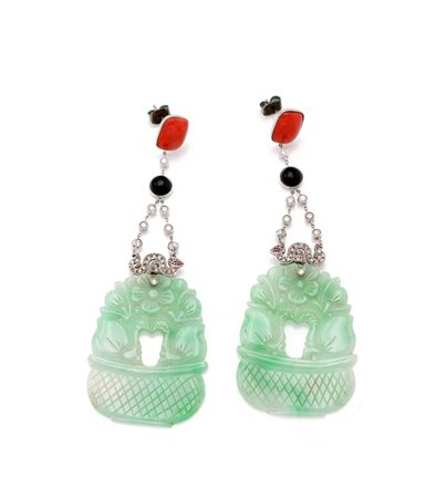 Coppia di orecchini pendenti in oro, giade, corallo, onice e brillanti Oro...