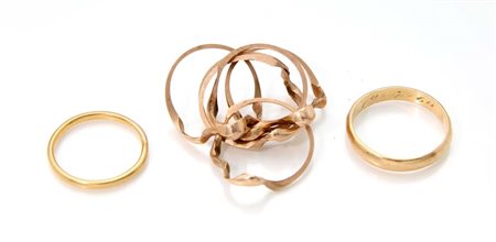 Gruppo di tre anelli in oro Oro giallo 750/000. Peso complessivo gr. 16,40....