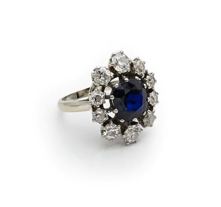 Anello in oro, zaffiro e brillanti Oro bianco 750/000. Peso complessivo gr....