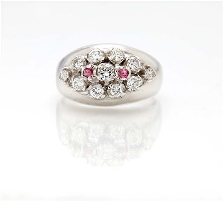 Anello a fascia in oro, brillanti e rubini Oro bianco 750/000. Peso...