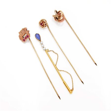 Gruppo di 4 spilloni da revers in oro e pietre Oro a basso titolo. Peso...