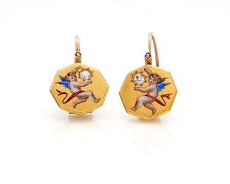 Coppia di orecchini in oro, smalti e diamanti. Chiusura a monachina Oro a...