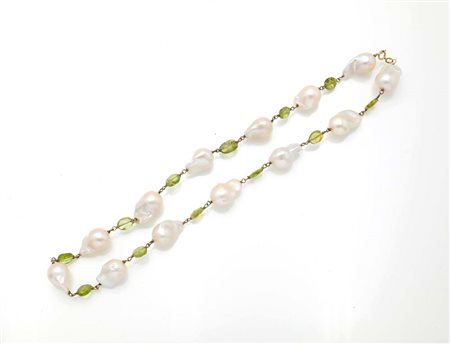 Collana in oro, peridoti e perle barocche. Oro giallo 750/000. Lunghezza cm 39