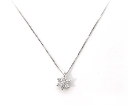 Pendente a fiore in oro e brillanti Oro bianco 750/000. Peso complessivo gr....