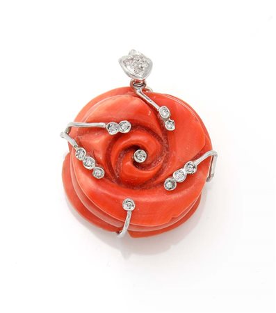 Pendente a rosa in oro, corallo e brillanti Oro 750/000. Peso complessivo gr....