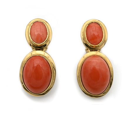 Coppia di orecchini pendenti in oro e corallo Oro giallo 750/000. Peso...