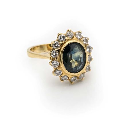 Anello classico in oro, zaffiro e brillanti Oro giallo 750/000. Peso...