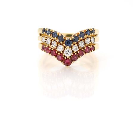 Anello a tre riviere in oro, brillanti, zaffiri e rubini Oro giallo 750/000....