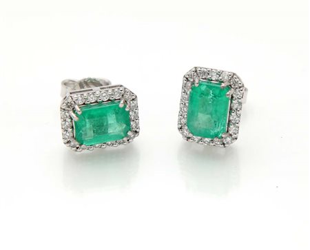 Coppia di orecchini in oro, smeraldi e brillanti Oro bianco 750/000. Smeraldi...