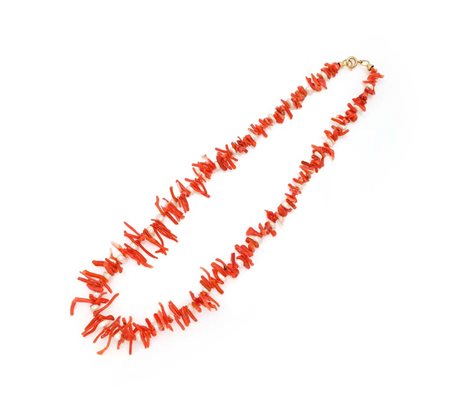 Collana in corallo e perle Il lotto contiene materiali organici che...