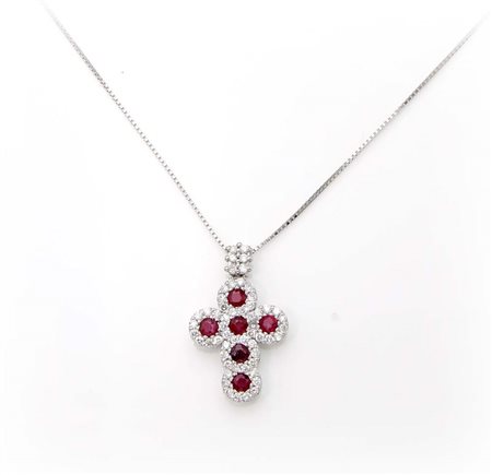 Pendente a croce in oro, rubini e brillanti Oro bianco 750/000. Peso...