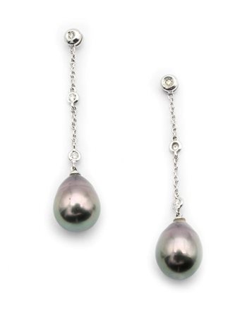 Coppia di orecchini pendenti in oro, perle e brillanti Oro bianco 750/000....