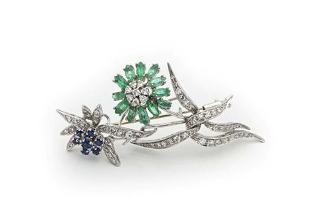 Spilla in oro, smeraldi, zaffiri e brillanti Oro bianco 750/000. Diamanti in...