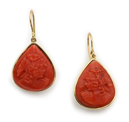 Coppia di orecchini pendenti in oro e corallo Oro giallo 750/000. cm 4