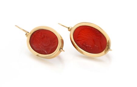 Coppia di orecchini a monachina in oro con grande corniola ad intaglio Oro...