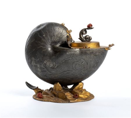  Nautilus montato su una base ovale in peltro - Europa, XIX secolo