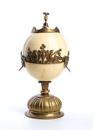  Uovo di struzzo su base in ottone - Italia o Francia, fine XIX secolo