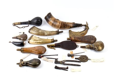  Una collezione di portapolvere da sparo - 