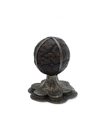  Bezoar con base in argento - Europa centrale, XVII - XVIII secolo