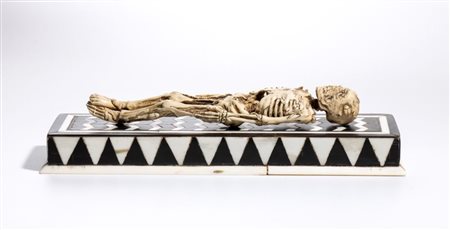  Scheletro in corno di cervo su base intarsiata - Europa centrale, XVII–XVIII secolo