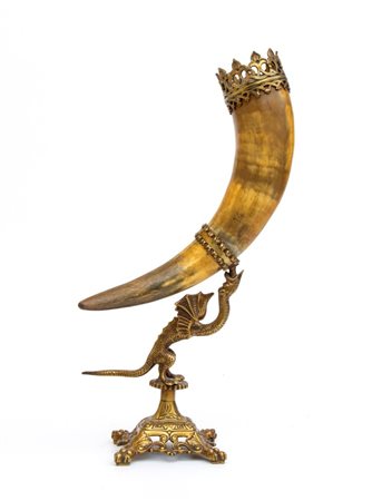  Corno di bufalo montato su base in metallo dorato - Europa, XIX secolo